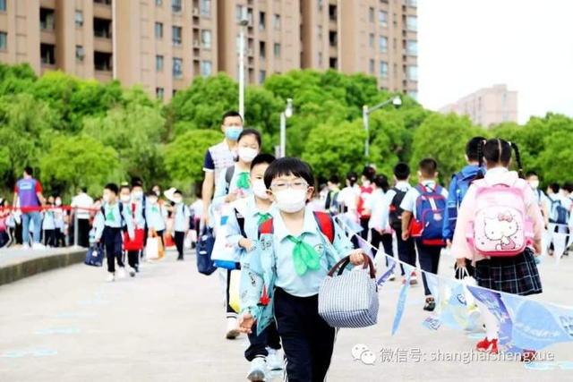 你的育儿经|萌娃复学！校裤小了，差点忘了年级……开学首日各方共筑安全防护墙