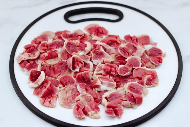 双椒爆鸡胗，脆爽有嚼劲，干香下饭味道好，烹饪简单家常菜