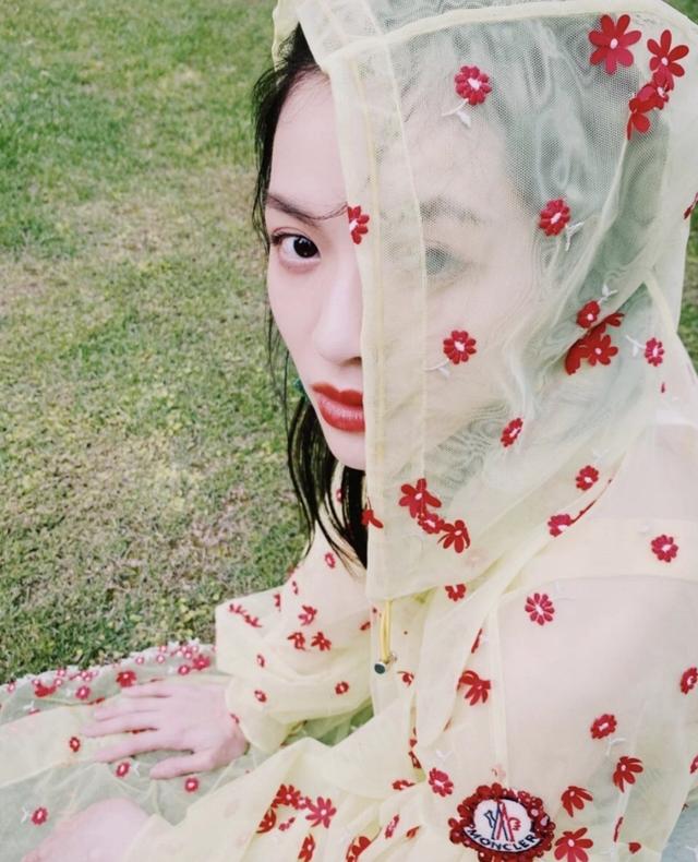 第五大道钟楚曦清新甜美亮相,穿碎花防晒衫沐浴阳光,肤白貌美藏不住了