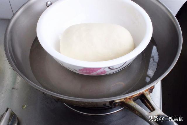 冬天做馒头，别只会加酵母粉发面，多做2步，发面快还蓬松好吃