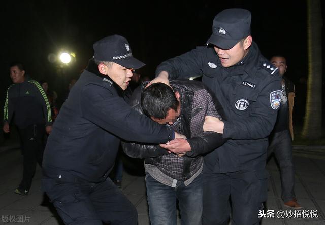 门把手上面加上这个东西，安全防盗小偷束手无策，简单实用效果好