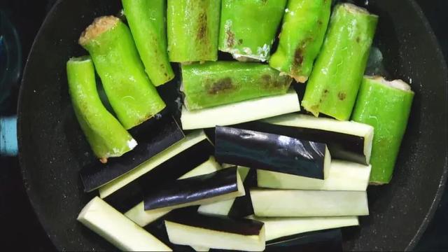 维生素|茄子、青椒的最佳吃法！少油又好吃，营养不流失！简单易做