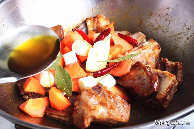 做红焖羊排，牢记别直接下锅，多做两步，红焖羊排鲜嫩还入味