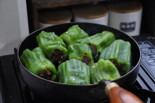 一块肉一根青椒，做传统川菜青椒酿肉，简单方便超下饭，太香了