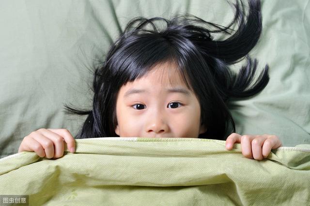 超级宝妈：孩子不认真上网课被扔进大海：有多少孩子，被父母吓唬伤害着长大