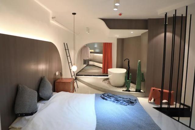 被忽悠买下奇葩户型，三角形空间无从下手，空置一年被设计师拯救