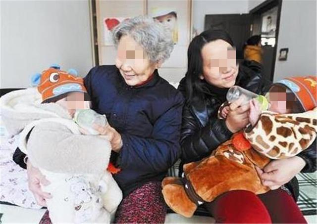 『你的育儿经』双胞胎兄弟哥哥跟乡下奶奶，弟弟跟爸妈，2年后相聚差点没认出