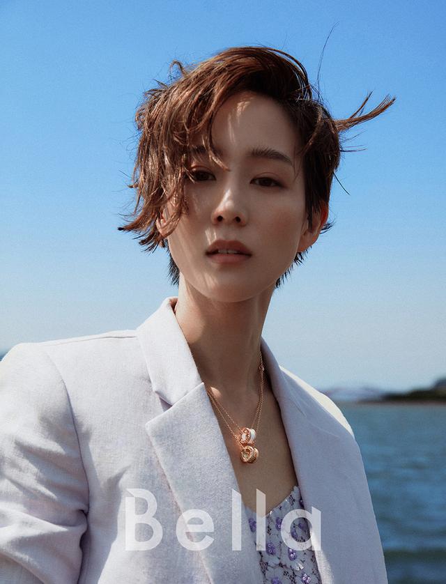 张钧甯封面大片 眼神坚毅气质清冷新华网客户端