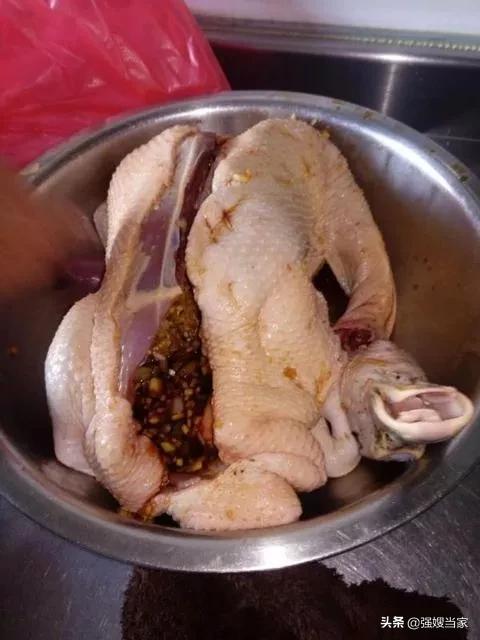 腌腊鸭时，用上“3腌1涂”的技巧，腊鸭香醇入味，耐放不易坏！