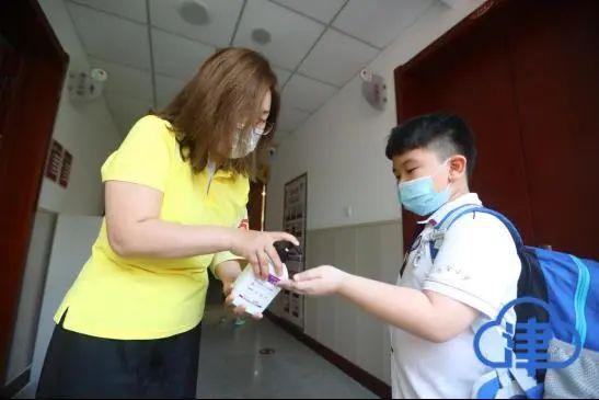 光明网|天津萌娃复课啦！来看今天小学、幼儿园现场图