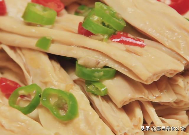 居家分享酸辣腐竹的好吃做法，简单营养，美味解馋，家人特爱吃