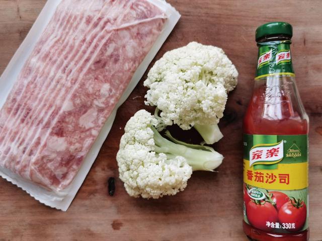 培根搭配花菜，好吃又不油腻，鲜香又下饭