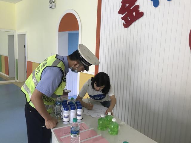 【超级宝妈】幼儿园开学第一天，交警保驾护航