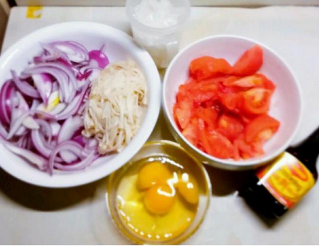 金针菇吃腻了，配点番茄一起做，酸酸甜甜新滋味