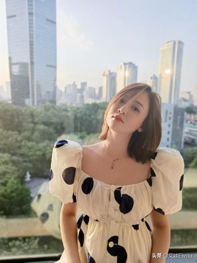 时尚迪科41岁陈乔恩嫩到收不住，穿波点裙搭项链，玩泡泡机水灵如21岁姑娘