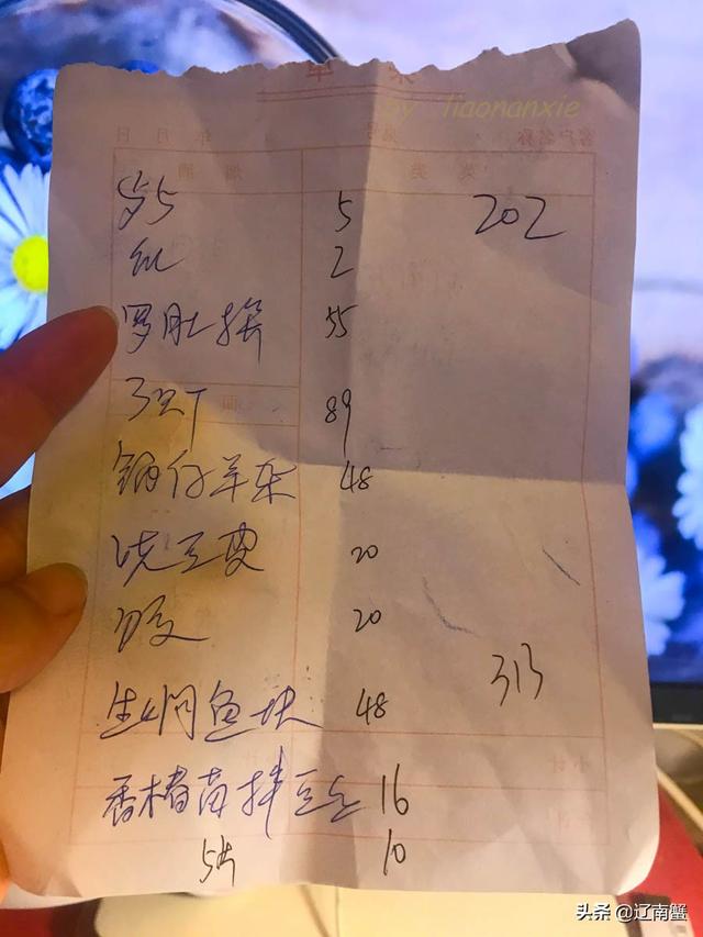 老同学小聚，花313元吃1桌农家菜，网友：这吃法让人受不了