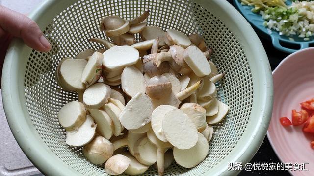 元月这菜比萝卜受欢迎，放把蛤蜊一起焖，鲜美滋补，寓意大吉大利