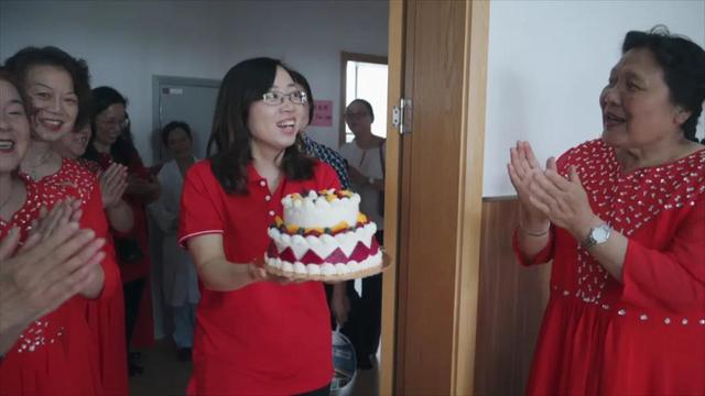 上观新闻集体生日会,温暖老人心