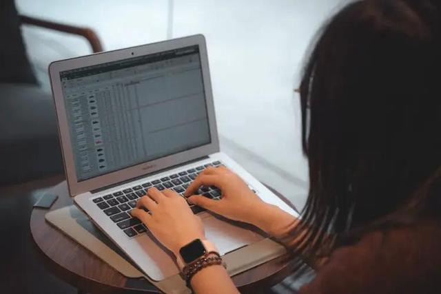 海外众筹346万！这电脑包自带支架超轻便，脊椎舒服炸了