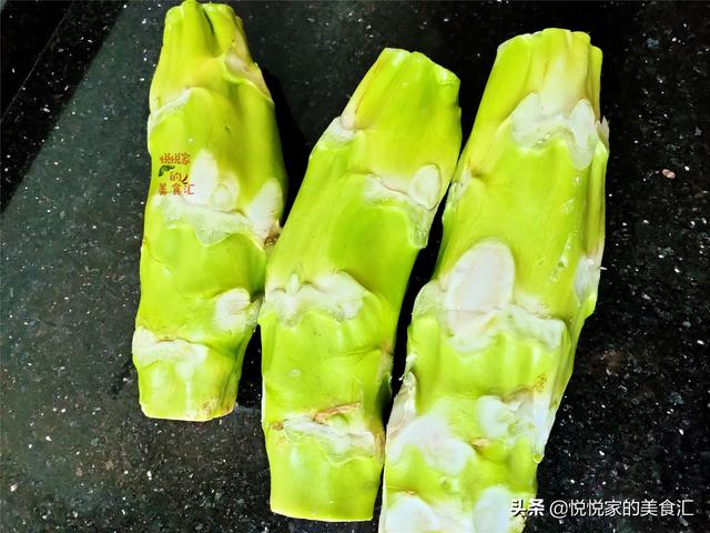 入冬后，这碱性菜大量上市，比萝卜软糯甜润，家人常吃暖和不怕冷