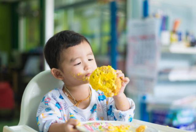 超级宝妈|4岁女宝舌头变“筛子”，1元童年零食成元凶，很多孩子还在吃