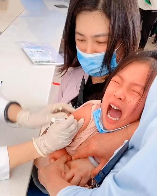 你的育儿经|女儿打针前哭天喊地，扎进去的那一刻“瞬间安静”，网友：同款娃