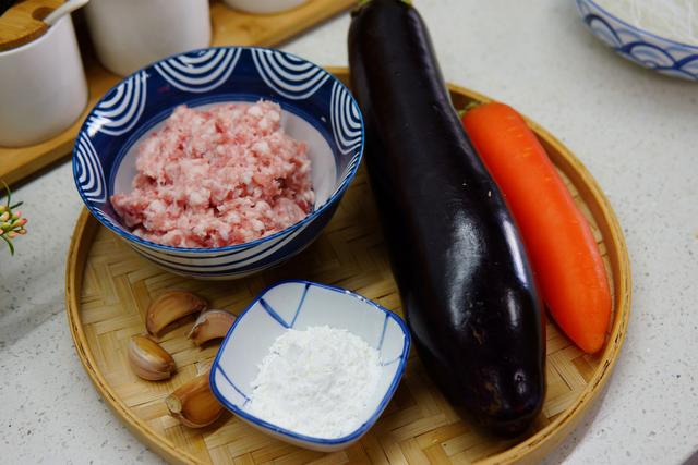 给年夜饭加道菜，“张灯结彩”端上桌，寓意喜气洋洋，蒸蒸日上