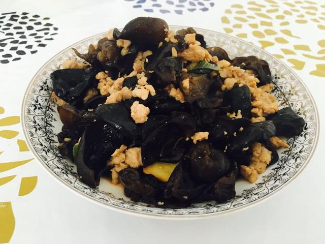 教你好吃又解馋的葱烧木耳炒肉，营养美味超下饭，不愁孩子没胃口
