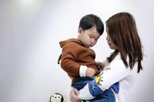 你的育儿经：娃先叫爸爸妈妈心里不平衡？先叫谁是有讲究的，妈妈不要再失落了