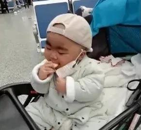 新民晚报：一岁半萌娃“教科书式”吃饼干，咬一口马上戴好口罩！原因让人心疼