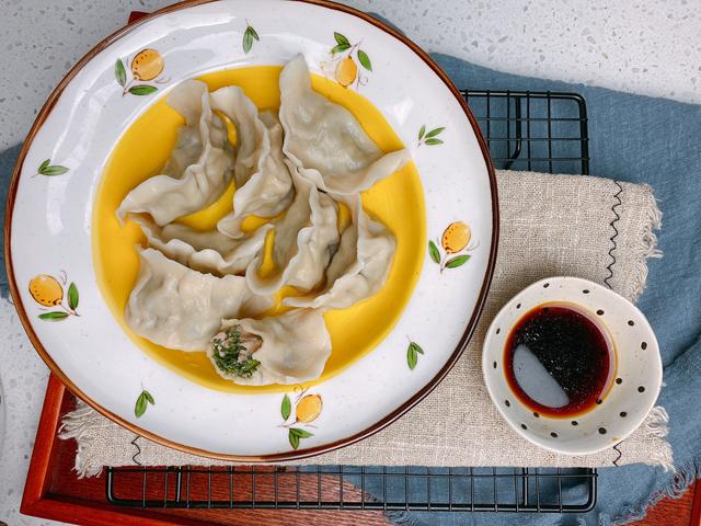 荠菜馅饺子怎么调最好吃？教你3招，荠菜翠绿不发黄，鲜嫩多汁