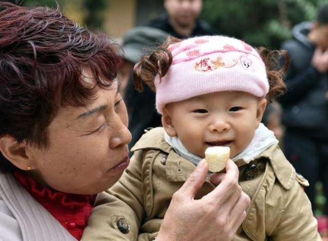 姥姥带大的孩子，为什么更喜欢奶奶？孩子的心里话，家长最好重视