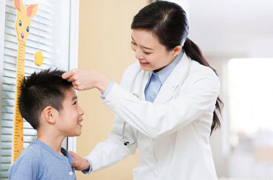 一家四口儿|孩子能突破遗传基因身高吗?几项研究给你答案,后天长高全靠它们