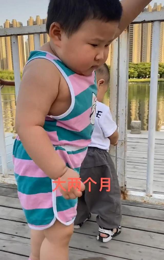 甜蜜岁月|两个同龄宝宝相遇，差距让人难以相信，网友：L和XL的区别