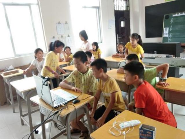 【你的育儿经】2岁妹妹替哥哥上网课、写作业，网友：全网最操心的“尿不湿”