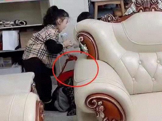 「超级宝妈」最卑微弟弟出炉，怀里温奶给姐姐喝，网友：＂求生欲＂太强