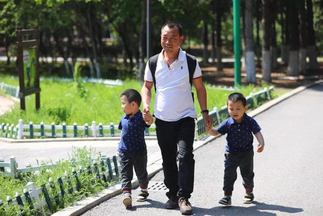 「你的育儿经」被分开养的双胎：一个生活在城市一个生活在农村，5年后差别巨大