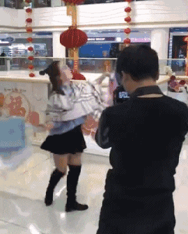 搞笑gif,我预测到了他也会挨揍