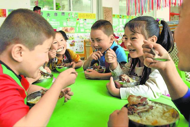 幼儿园圣诞节互换礼物，孩子千元文具换纸人，宝妈群内吐槽引争执