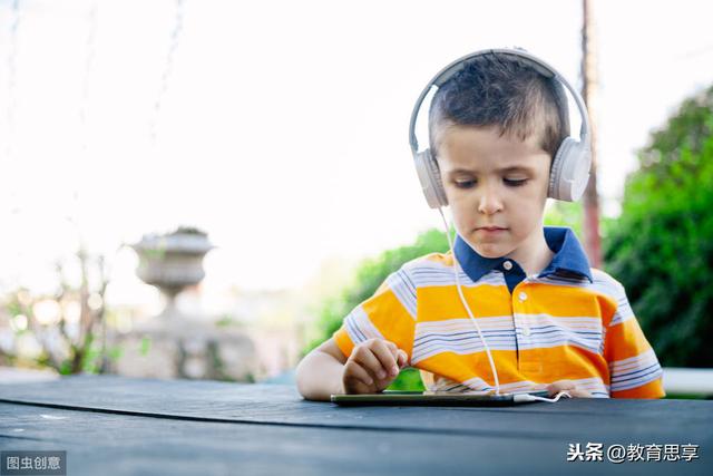 你的育儿经|孩子听音乐写作业有利有弊，父母应正确引导和督促，以免影响学习