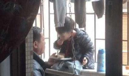 超级宝妈:不顾儿媳反对,爷爷带孙子偷吃零食,网友:硬核爷爷