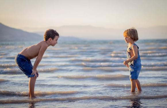 「你的育儿经」为什么二胎家庭,老二都精得像个“猴子”,看完这3点一目了然