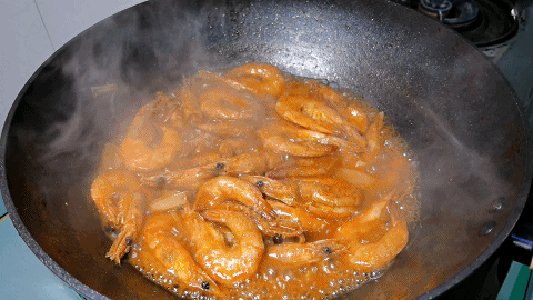 大虾不要只水煮，家常版油焖大虾，做法超简单，虾壳都舍不得剩