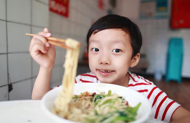 孩子积食，这4现象很典型，方便对照！呵护脾胃食，坚持这3点