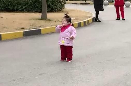 「超级宝妈」宝宝戴着口罩,还能吃饼干,似乎总感觉哪里不对劲,萌翻了