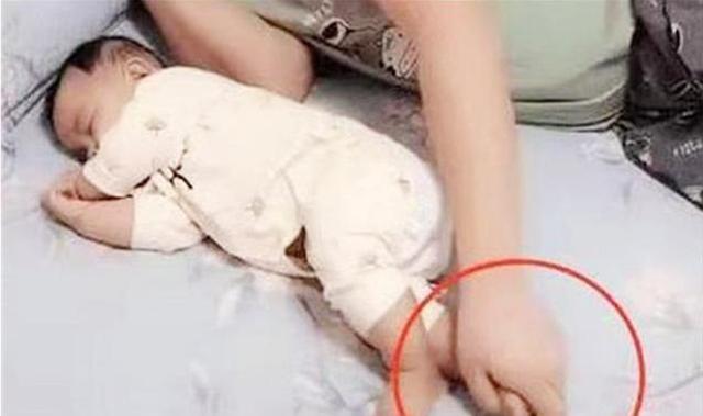 [你的育儿经]宝爸一觉醒来，第一时间去探宝宝鼻子，宝妈看到这一幕感动不已