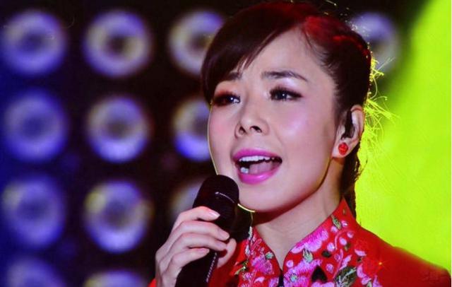 #你的育儿经#女歌手抱怨带娃辛苦，为喂娃一晚上醒来4次，醒后睡意全无了