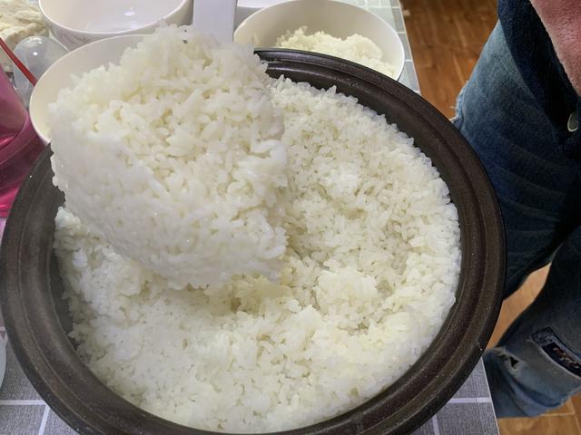 蒸大米时，记住“2放3窍门”，米饭又香又软，粒粒分明