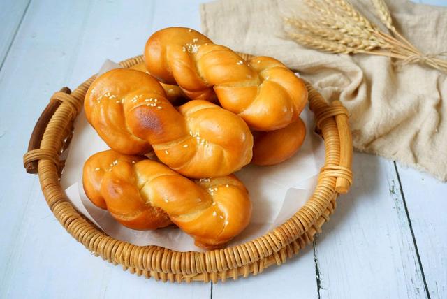 想吃麻花不用买，自己在家也能做，外酥里软，满满的儿时味道