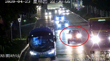 超级宝妈■珠海两幼儿走路牵手摔向护栏,头部碰伤2岁孩子哭得撕心裂肺!